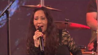 Yvonne Elliman – Love Me (Live) – Boston 2022